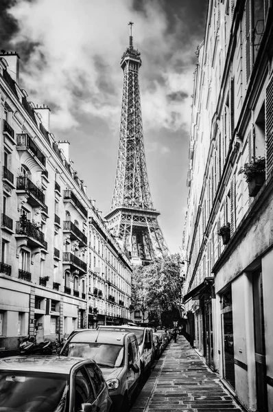 Eiffel Tower gezien vanaf de straat — Stockfoto