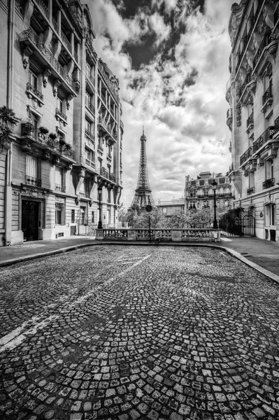 Eiffel Tower gezien vanaf de straat — Stockfoto