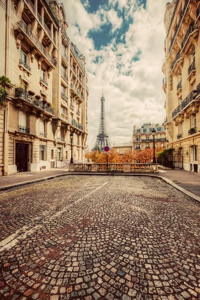 Menara Eiffel terlihat dari jalan — Stok Foto