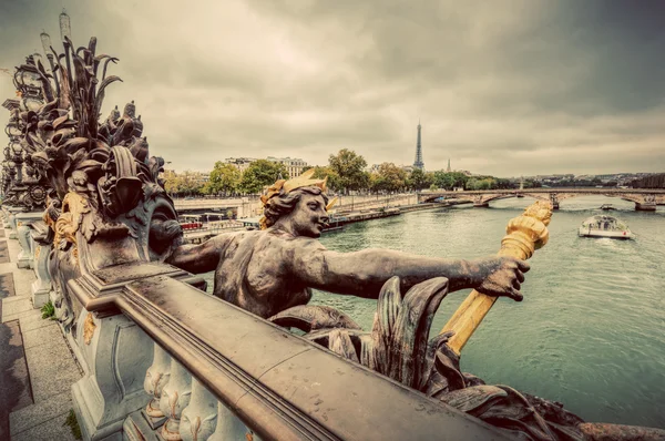 Heykel Pont Alexandre III köprüsü üzerinde — Stok fotoğraf