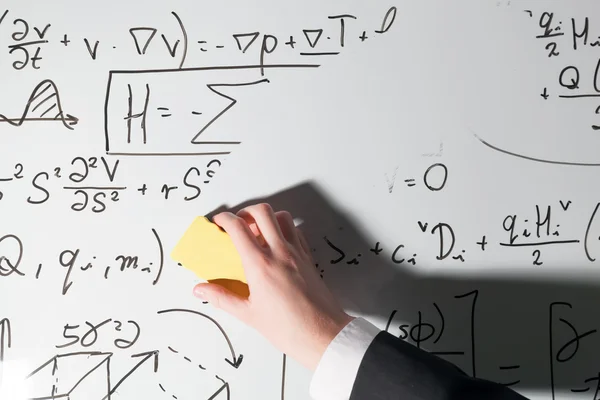 Torka av matematiska formler från whiteboard — Stockfoto