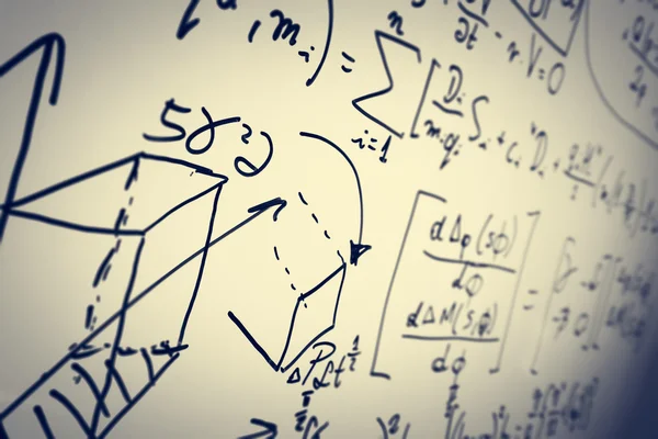 Komplex av matematiska formler på whiteboard — Stockfoto