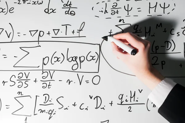 Homme écrivant des formules mathématiques sur tableau blanc — Photo