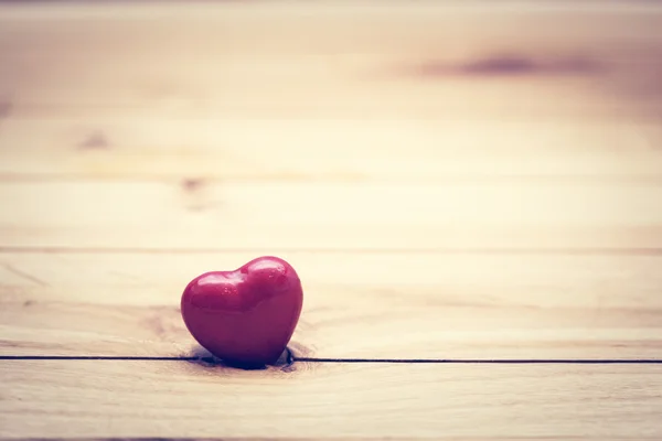 Pequeño corazón rojo sobre madera —  Fotos de Stock