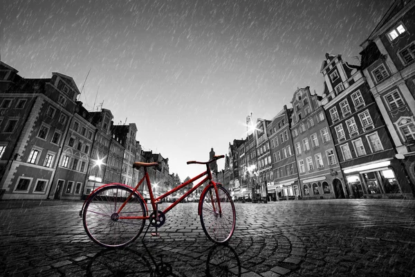 Bicicleta roja vintage en adoquín — Foto de Stock