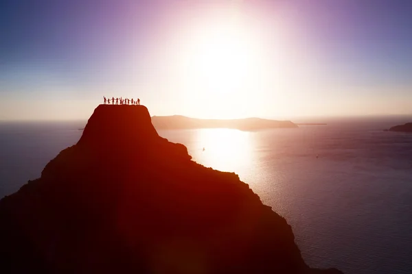 Grupo de pessoas no topo da montanha — Fotografia de Stock