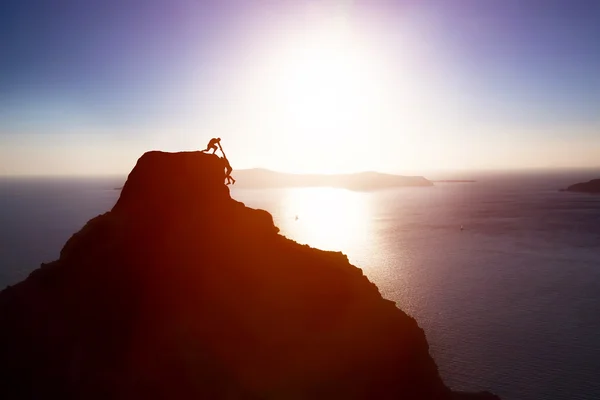 Climber giving hand his friend — Stock Photo, Image