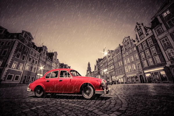 Mașină roșie retro pe pietruit — Fotografie, imagine de stoc