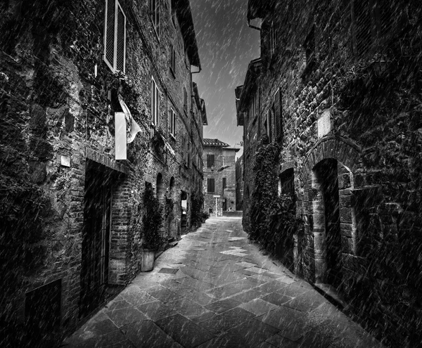 Темная улица в старом итальянском городе — стоковое фото