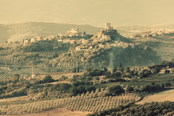 Τοπίο της Τοσκάνης με αρχαίο κάστρο — Φωτογραφία Αρχείου