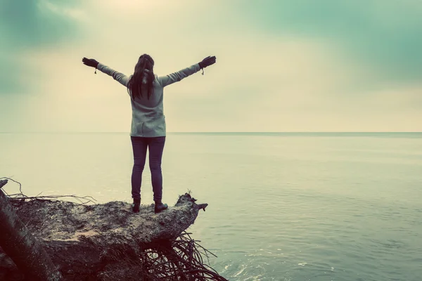 Woman standing on broken tree — Stock Photo, Image