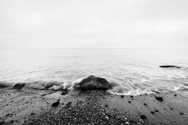 Hullámok ütő a rock — Stock Fotó