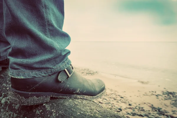 Ο άνθρωπος με τζιν και κομψά παπούτσια — Φωτογραφία Αρχείου