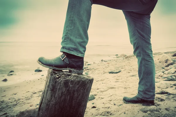 Homem de jeans e sapatos elegantes — Fotografia de Stock