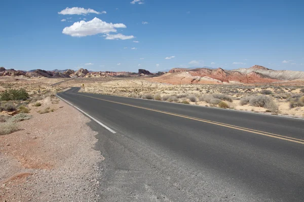 Curva de carreteras en el desierto —  Fotos de Stock