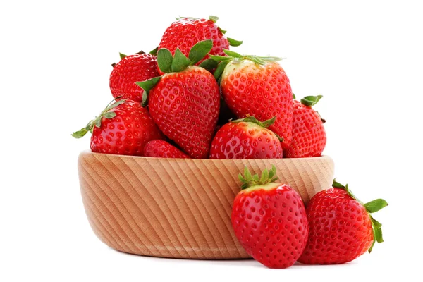 나무 그릇에 들어 있는 딸기 — 스톡 사진