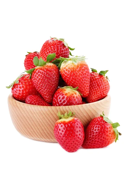 나무 그릇에 들어 있는 딸기 — 스톡 사진