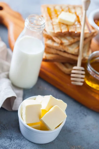 Perfektes Frühstück Gerösteter Brothonig Und Butter — Stockfoto