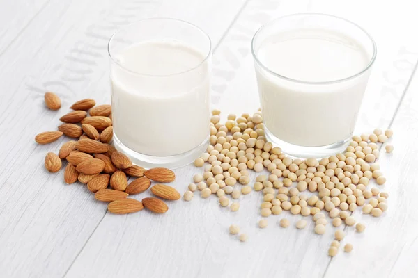 Verschiedene vegane Milch — Stockfoto