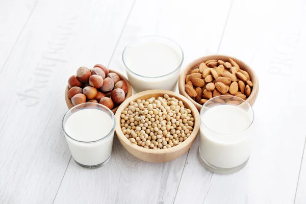 Різні vegan молока — стокове фото