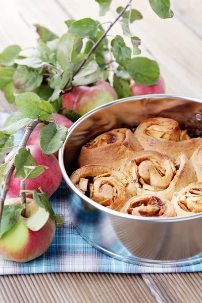 Дрожжевой яблочный пирог — стоковое фото
