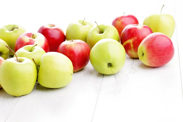 Zielone i czerwone jabłka — Zdjęcie stockowe