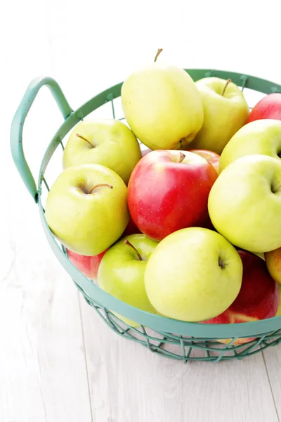 Groene en rode appels — Stockfoto