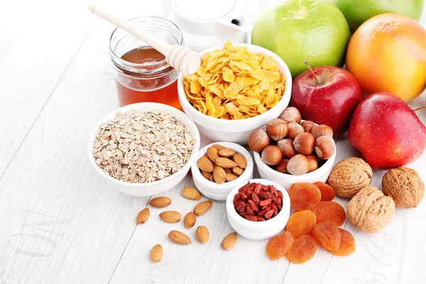 Frutas secas y frescas para el desayuno —  Fotos de Stock