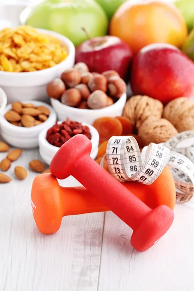 Cinta métrica con mancuernas y frutas para el desayuno — Foto de Stock