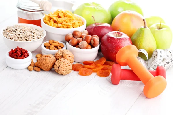 Cinta métrica con mancuernas y frutas para el desayuno — Foto de Stock