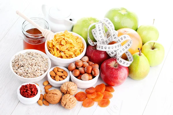 Cinta métrica con mancuernas y frutas para el desayuno —  Fotos de Stock