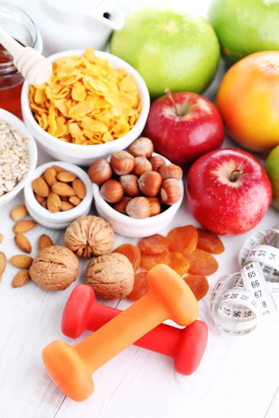 Cinta métrica con mancuernas y frutas para el desayuno — Foto de Stock