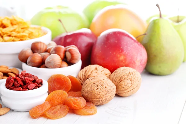 Sušené a čerstvé ovoce k snídani — Stock fotografie