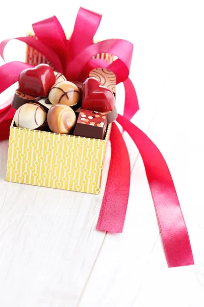 Caja de chocolates con cinta roja — Foto de Stock