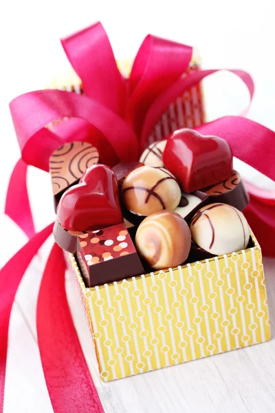Caixa de chocolates com fita vermelha — Fotografia de Stock