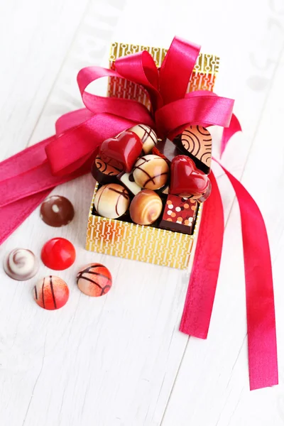 Caja de chocolates con cinta roja — Foto de Stock
