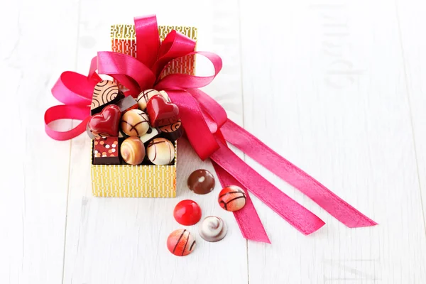 Caja de chocolates con cinta roja — Foto de Stock