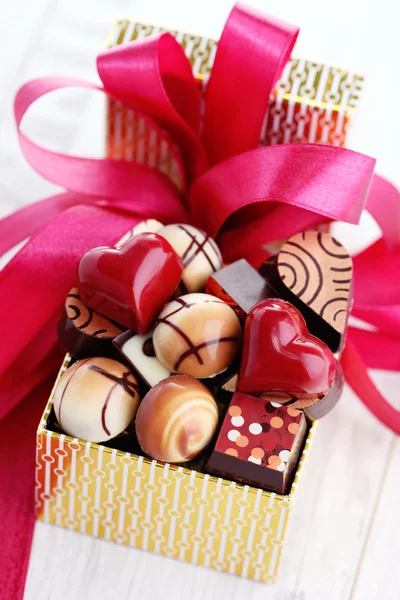 Caja de chocolates con cinta roja — Foto de Stock