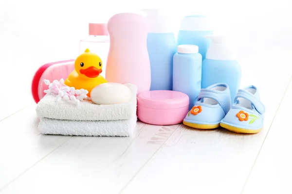 Baby-Accessoires auf weißem Holz — Stockfoto