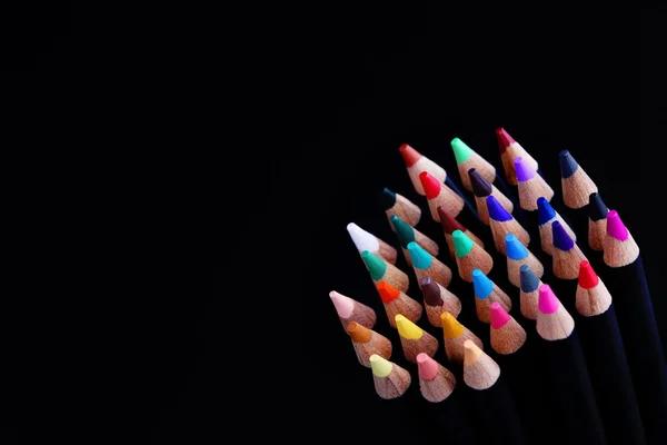 Lápis coloridos em preto — Fotografia de Stock