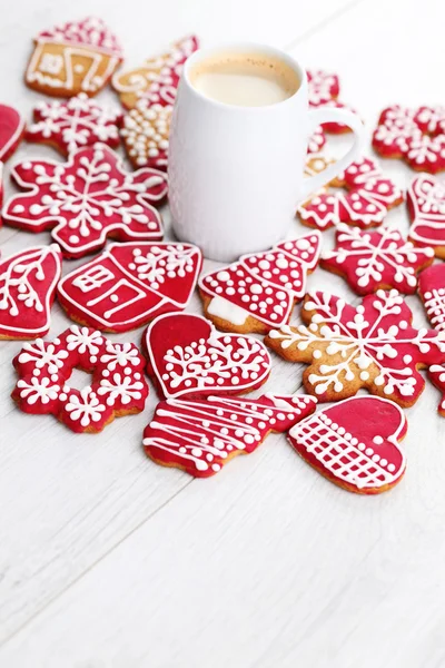 Biscoitos de gengibre de Natal e xícara de café — Fotografia de Stock