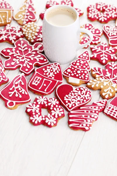 Peperkoek kerstkoekjes en kopje koffie — Stockfoto