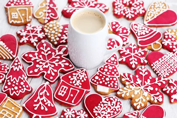 Biscoitos de gengibre de Natal e xícara de café — Fotografia de Stock