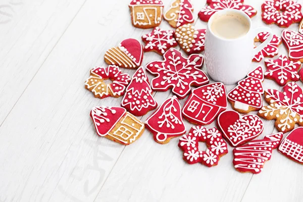 Peperkoek kerstkoekjes en kopje koffie — Stockfoto