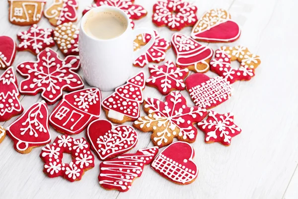 Biscoitos de gengibre de Natal e xícara de café — Fotografia de Stock