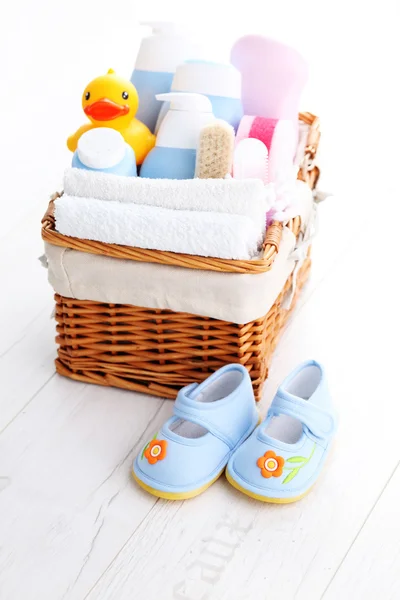 Cesta llena de accesorios para bebés — Foto de Stock