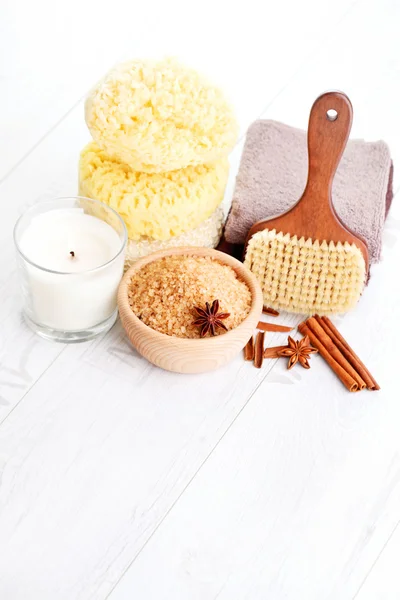 Skål med aromatisk kanel badsalt — Stockfoto