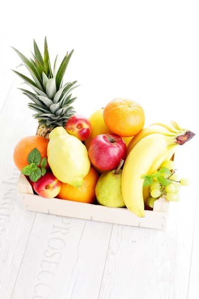 Коробка повна свіжих фруктів — стокове фото