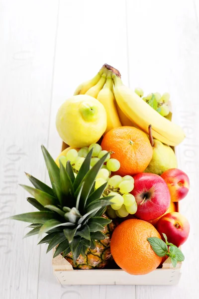 Caixa cheia de frutas frescas — Fotografia de Stock