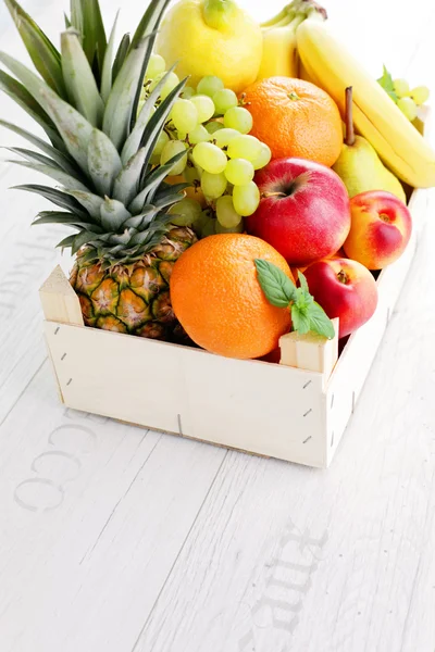 Caja llena de frutas frescas — Foto de Stock